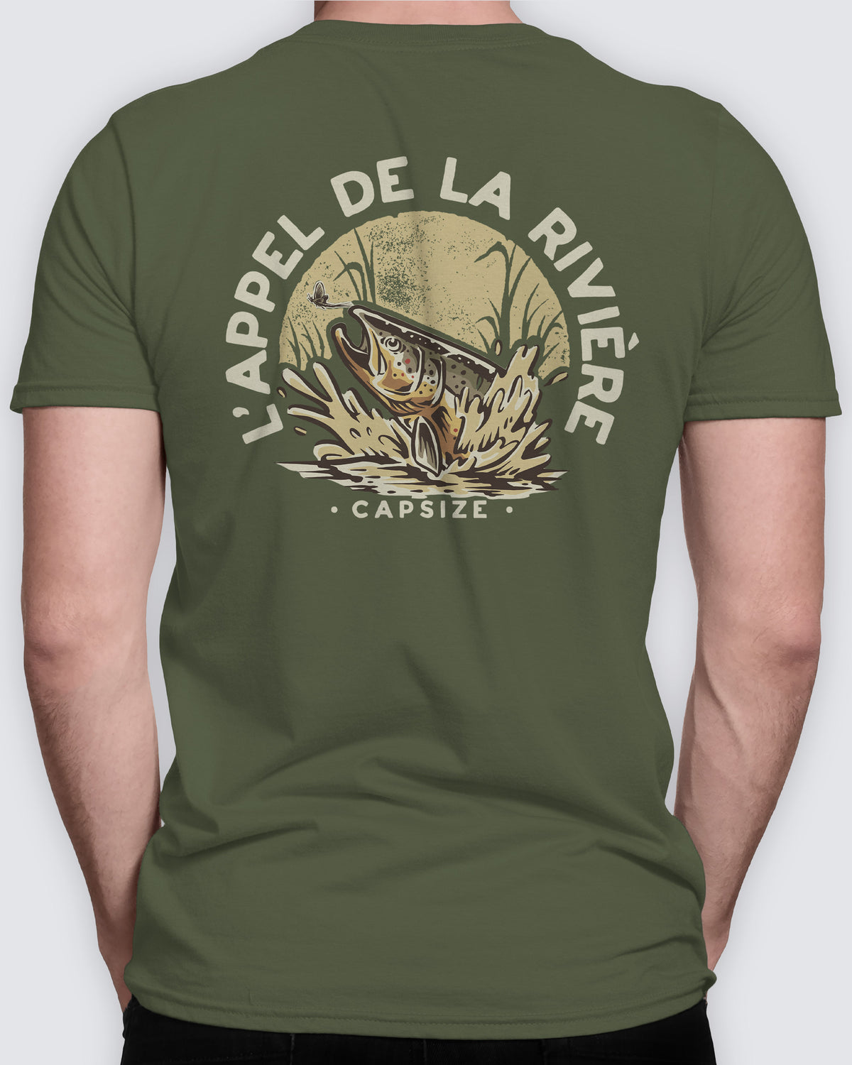 T-shirt "L'Appel de la Rivière" avec illustration de truite capturant une mouche – design pour passionnés de pêche à la mouche.