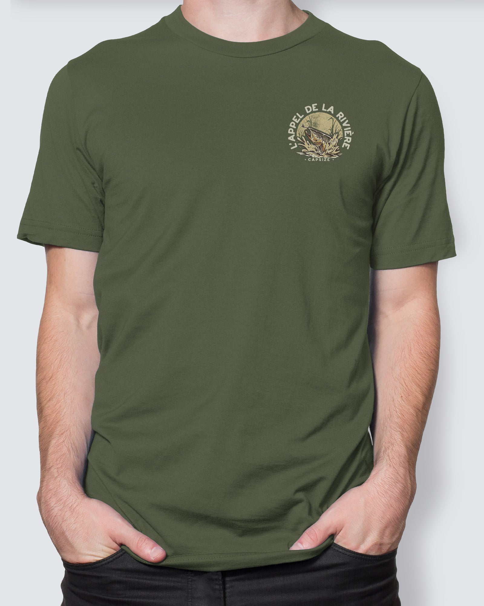 T-shirt "L'Appel de la Rivière" avec illustration de truite capturant une mouche – design pour passionnés de pêche à la mouche.