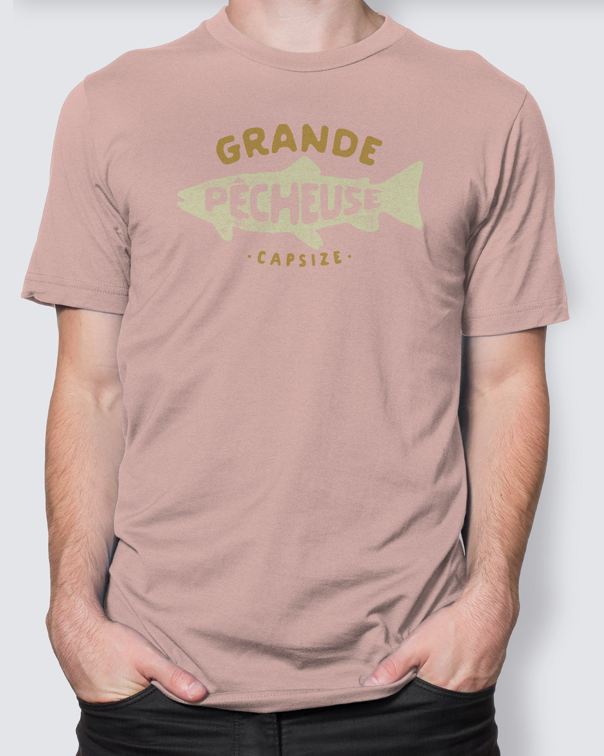 Dusty rose "Grande Pêcheuse" t-shirt – bold and feminine design for passionate women anglers.