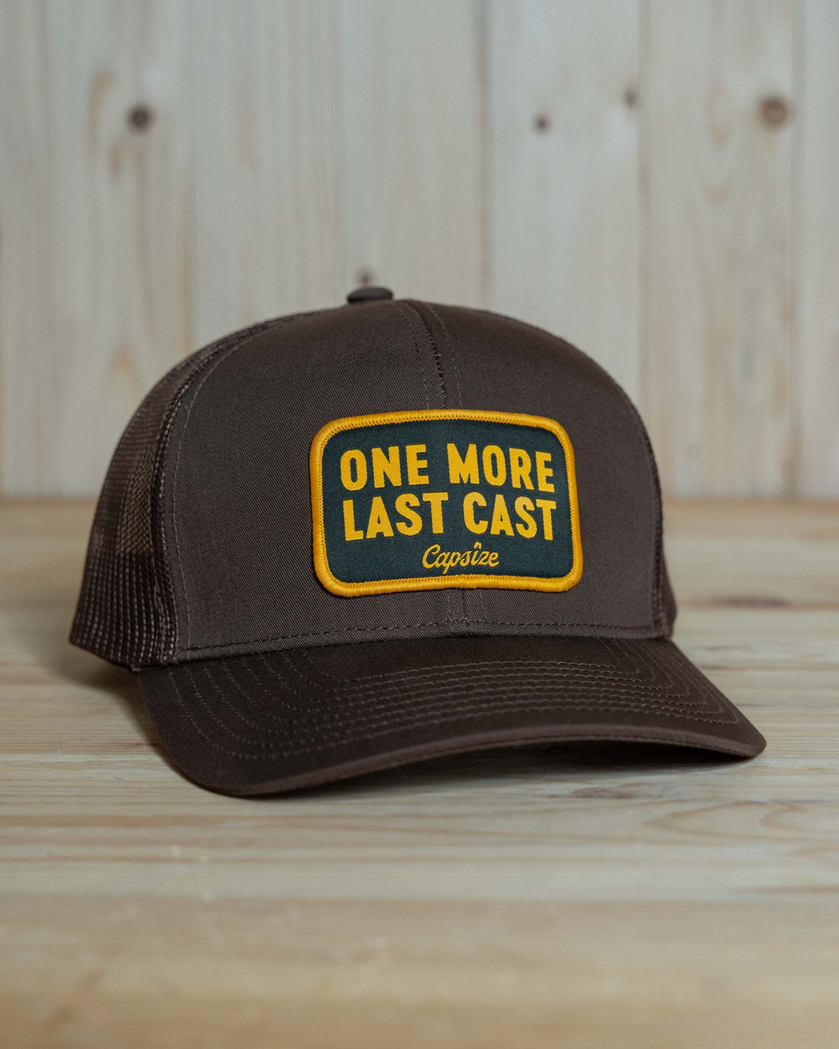 Brown trucker cap "One More Last Cast" – vintage look for passionate anglers.